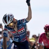 Le Français Valentin Paret-Peintre s'est imposé au sprint devant l'Irlandais Ben Healy, signant la première victoire française de ce Tour de France 2025. KEYSTONE/EPA/CHRISTOPHE PETIT TESSON